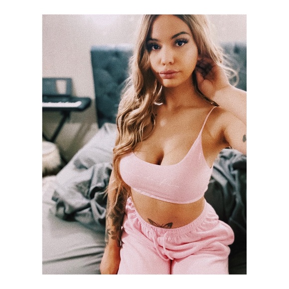 Meet your Posher, Demi - Picture 1 of 1